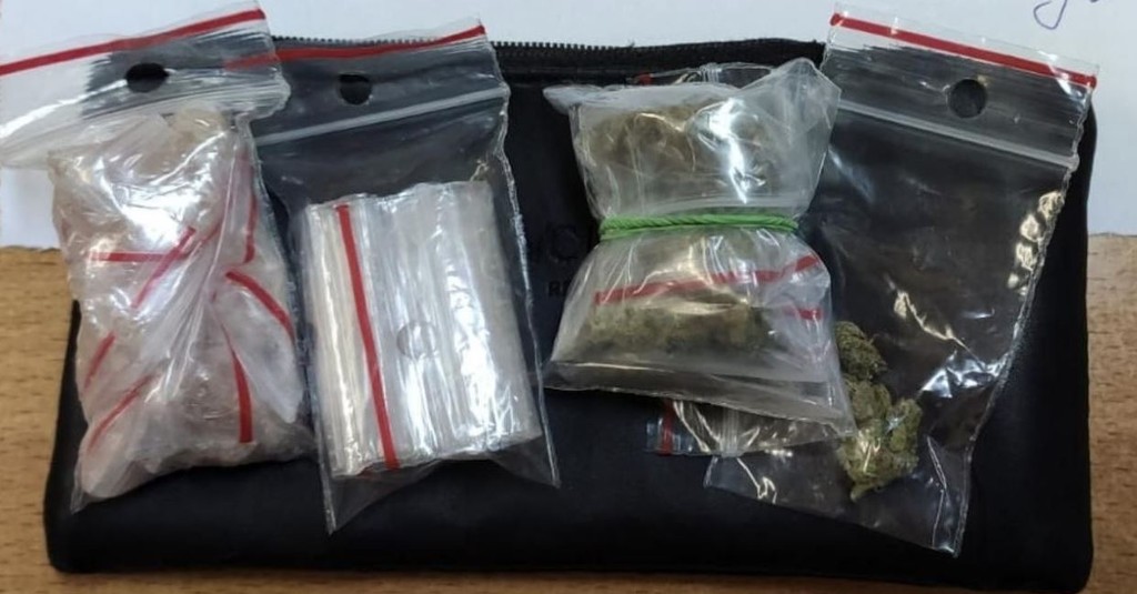 przyjechał na komendę z narkotykami